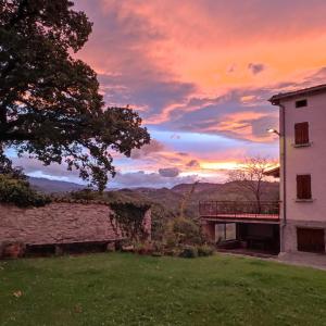 Blick auf den Sonnenuntergang von einem Haus aus in der Unterkunft B & B Casolara in San Giovanni