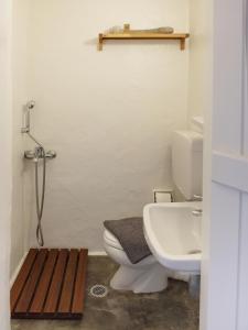 A bathroom at Alisideri Studios