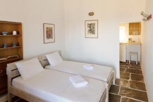 A bed or beds in a room at Alisideri Studios