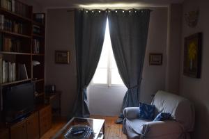 uma sala de estar com um sofá e uma janela em La Becassiere em Thorenc