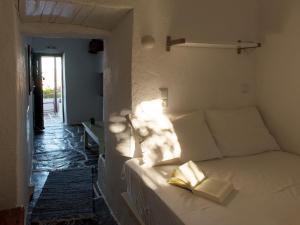 A bed or beds in a room at Alisideri Studios