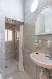 bagno con doccia, lavandino e specchio di Studio in St Pauls Bay-Hosted by Sweetstay a San Pawl il-Baħar