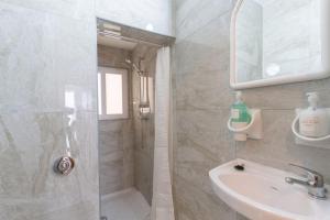 bagno con doccia e lavandino di Studio in St Pauls Bay-Hosted by Sweetstay a San Pawl il-Baħar