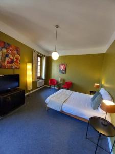 Posteľ alebo postele v izbe v ubytovaní Hostellerie du Chateau Bellenaves