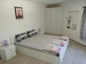- une chambre blanche avec un grand lit dans l'établissement Divna Guest House, à Krushuna