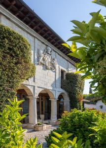 um edifício com uma estátua ao lado dele em Casona Las Cinco Calderas em Galizano