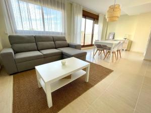 ein Wohnzimmer mit Sofa und Tisch in der Unterkunft Apartamento Panoramica Golf - Sant Jordi in San Jorge