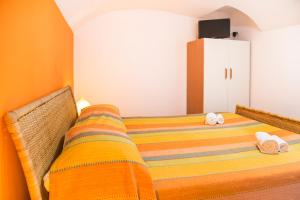 BoscotrecaseにあるVilla Giulia - Vesuvio Guest House Pompei Sorrentoのベッドルーム1室(タオル付)