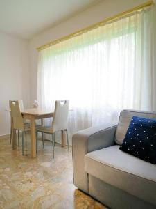 ein Wohnzimmer mit einem Sofa und einem Tisch in der Unterkunft Stupendo monolocale in Minusio