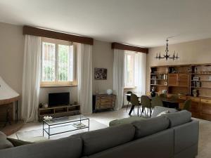a living room with a couch and a table at Acogedor chalet en la Sierra in Cercedilla