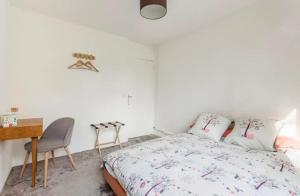 - une chambre avec un lit et un bureau dans l'établissement Belle chambre avec salle d'eau privative au calme, à Draveil