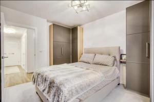 En eller flere senge i et værelse på Chelsea Chic: An Upscale and Modern Flat