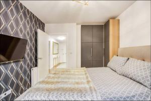 En eller flere senge i et værelse på Chelsea Chic: An Upscale and Modern Flat