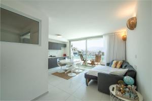 een woonkamer met een bank en een tafel bij Sea Side Dream-Amazing sea view best location in town in Eilat