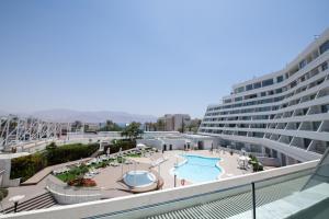 een balkon met een zwembad en een resort bij Sea Side Dream-Amazing sea view best location in town in Eilat