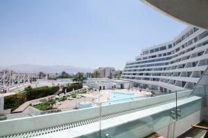 een uitzicht op een groot gebouw met een zwembad bij Sea Side Dream-Amazing sea view best location in town in Eilat