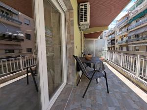 balcón con mesa y silla en VICTORIA HOUSE, en Kavala