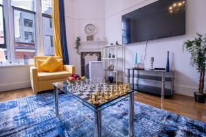een woonkamer met een tafel met glazen erop bij Selfridges Skyline Suite Located Next to Bond Street in Londen