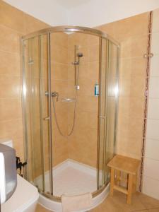 um chuveiro com uma caixa de vidro na casa de banho em Wellness Hotel Bešeňová em Bešeňová