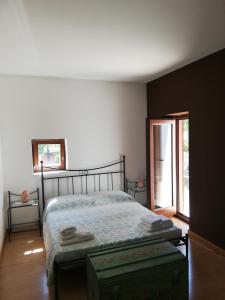 1 dormitorio con cama y ventana grande en Soggiorni B&B Hermada, en Duino