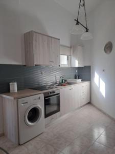 Kuchyň nebo kuchyňský kout v ubytování Flisvos Home Studio