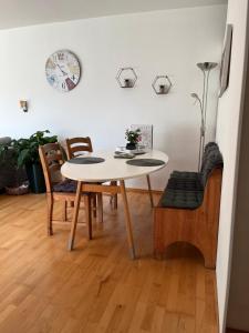 una mesa y sillas en una habitación con un reloj en la pared en Zum Sieck Müden-Örtze, en Faßberg