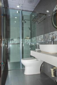 Bilik mandi di Khách sạn Emerald Cát Bà 2