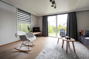 - un salon avec un canapé et une table dans l'établissement 37, located in a quiet & wooded area!, à Oisterwijk