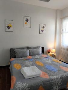 1 dormitorio con 1 cama con 2 almohadas en Kings' Palms Residence02 en General Santos