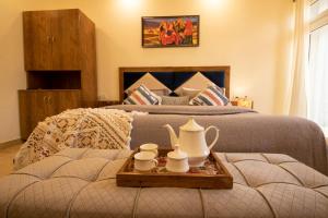 ein Schlafzimmer mit einem Bett und einem Tablett darauf in der Unterkunft PerfectStayz B2L Hills Tapovan in Rishikesh
