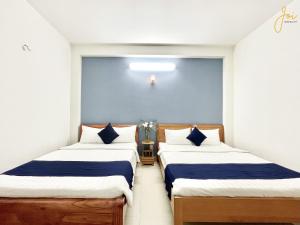 Giường trong phòng chung tại Joi Hospitality - Anthony
