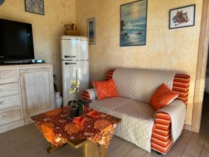 a living room with a couch and a table at Casetta Vittoria in Palau