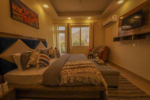 una camera da letto con un grande letto e una finestra di PerfectStayz B2L Hills Tapovan a Rishikesh