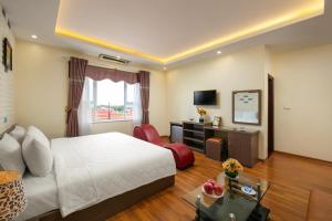een hotelkamer met een bed en een bureau bij New Airport In & Suites in Hanoi