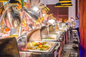 北京East Sacred Hotel--Very near Beijing Tiananmen Square ,the Forbidden City,The temple of heaven ,3 minutes' walk to Wangfujing subway ,Located in the center of Beijing, many shopping malls around,Free laundry service,Newly renovated hotel的摆满许多盘食物的自助餐线