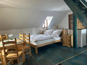 1 dormitorio con 1 cama, mesa y sillas en Hrad Vildstejn en Skalná