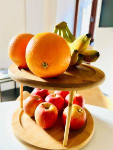 einen Obstteller mit Orangen und Äpfeln auf dem Tisch in der Unterkunft Charmante maison de montagne à Pramorel, Prorel, Briançon, Serre-Chevalier in Briançon