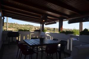 einen Tisch und Stühle auf einem Balkon mit Aussicht in der Unterkunft Les appartements de la Villa Beida in Oualidia