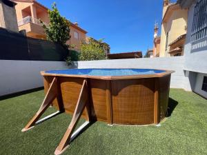 - une table de ping-pong sur l'herbe dans la cour dans l'établissement CASA FAMILIAR LA ZUBIA - Granada, à La Zubia