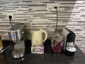 a kitchen counter with a coffee maker and a blender at La perle bleue de Sarah in Kheredine