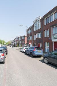 een rij auto's geparkeerd aan de kant van een straat bij Nimma Stays Nijmegen in Nijmegen