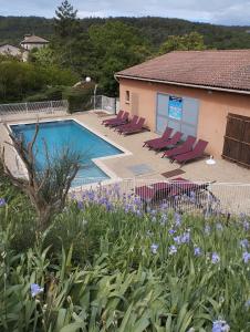 Bazén v ubytovaní Maison de vacances dans les hauteurs de Salavas alebo v jeho blízkosti