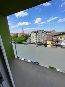 einen Balkon mit Stadtblick in der Unterkunft Apartament Queen in Oradea