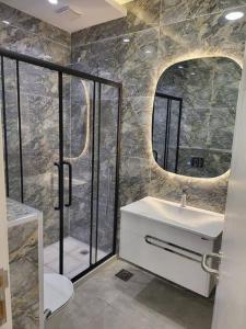 馬達巴的住宿－La Seema sea view chalet，一间带水槽和镜子的浴室