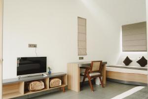 TV a/nebo společenská místnost v ubytování Bir Valley Retreat
