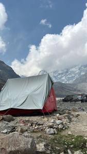 uma tenda sentada ao lado de uma montanha em Kedar Tent House em Kedārnāth