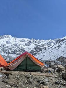 uma tenda em frente a uma montanha coberta de neve em Kedar Tent House em Kedārnāth
