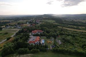 una vista aérea de una casa en una colina en Apartamenty Pod Łysicą & SPA - przy stoku, basen, jacuzzi, sauna, en Krajno Pierwsze