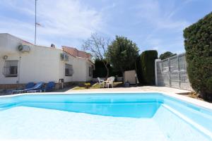 Bazén v ubytování INNOUTHOME Casa Familiar con Piscina y Jardín Av 3 Calas nebo v jeho okolí