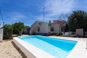 Bazén v ubytování INNOUTHOME Casa Familiar con Piscina y Jardín Av 3 Calas nebo v jeho okolí